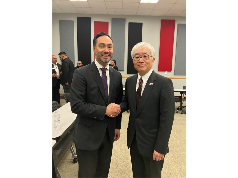 カストロ・連邦下院議員と長沼総領事