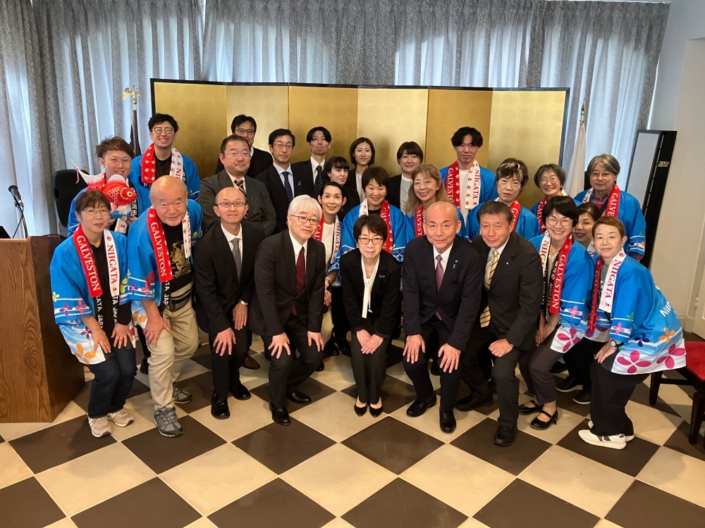 皆川・ヒューストン日本語補習校・学校長（一列目左から３番目）長沼総領事（一列目左から４番目）、野島副市長（一列目左から５番目）＠交流会