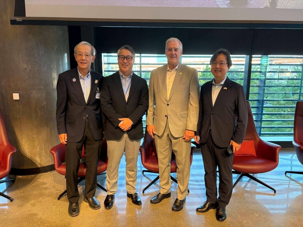 From left: Dr. Shichijo, Honorary Consu; Mr. Shimada, Chief Executive Director of JETRO Houston Office; Mayor Muns of Plano; Consul-General Koyama 